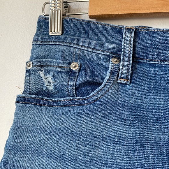 Levi’s women’s denim jean shorts Mid Length Short. Size 30, pockets and stretch - Picture 4 of 8